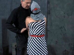 Une nana en cage pour sucer une bite. La beauté en cage c'est de