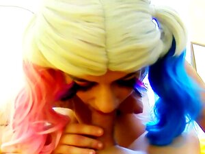 Femme kawai Harley Quinn en cosplay pleure de plaisir,