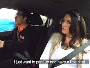 Fake Driving College, une jailbird à gros seins prend son instructeur