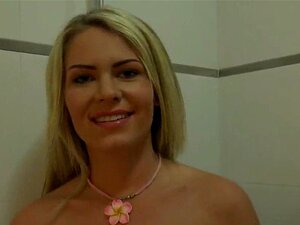 Une mignonne érotique suce une bite en POV et se fait baiser une