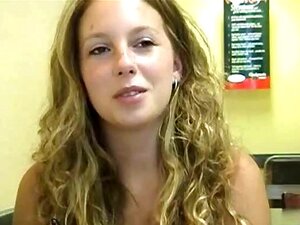 Génial fille sans culotte dans un restaurant public