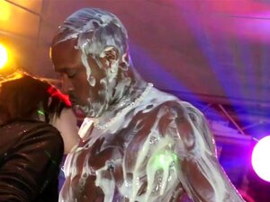 Vrai amateur euro donnant du cerveau en public au club