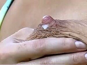 Maman australienne allaitante traire ses tétons