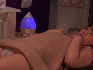 Deux filles asiatiques chaudes en massage. Deux filles asiatiques