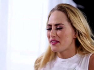 Les meilleures amies Elsa Jean et Carter Cruise s'embrassent et se