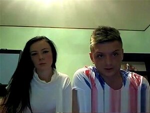 Femme Marina fait une pipe et du sexe en levrette