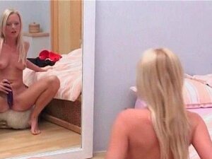 Blonde jouant devant le miroir. Blonde en chaleur se masturbant devant