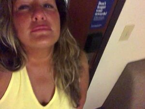 La femme blanche infidèle DejaBlueX se filme en train de gémir