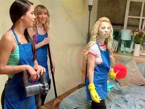 Femmes de ménage chaudes qui giclent l'une sur l'autre. Une MILF