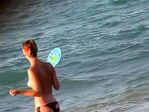 Des voyeurs filment des nanas avec des seins nus en train de jouer sur