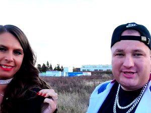 GANGBANG EN VOITURE AVEC LA MILF ALLEMANDE AUX GROS SEINS, SEXY SUSI