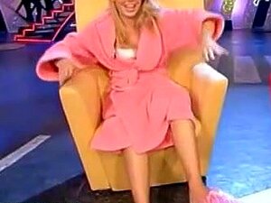 Une femme blonde sexy sait comment séduire les hommes avec ses