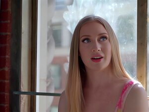 Emma Starletto, blonde mignonne au gros cul, joue avec sa chatte