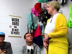 Belle-mère mature accepte de baiser une grosse bite