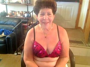 Mamie se doigte la chatte et le cul devant la cam