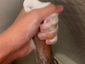 Fille thaïlandaise sous la douche