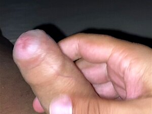 l'homme branle lentement un pénis