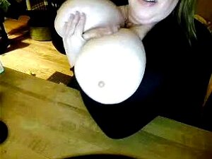 Vidéos Webcam de gros seins que j'ai trouvées allongées sur mon