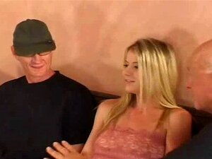 Femme échangiste blonde s'émerveille