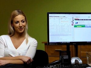 LOAN4K. Pas de permis de conduire, oui du sexe avec l'agent de prêt