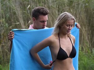 Casey se fait baiser en plein air