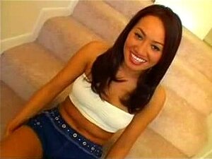 Ninna Lynn Sweet China, chatte magnifique rasée