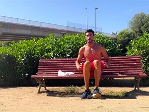 Se déshabiller complètement sur le banc du parc en plein jour