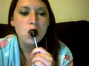 Salope en chaleur, l'ombre aux yeux verts couvre ses lourdes