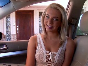 La pipe en voiture avec la blonde Tiffany Watson se transforme en