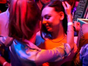 Les stars du porno beauté baisent en club