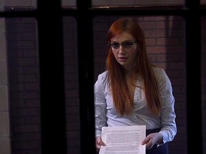 Un prisonnier fouette et baise une avocate rousse. Le prisonnier Mr