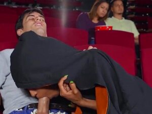 Jordi El Nino Polla se fait sucer la bite au théâtre de la scène du