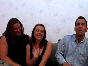 Pipe d'une MILF chaude devant son mari, une MILF salope incroyable