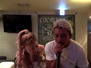 Jeu de karaoké japonais en se masturbant avec LC