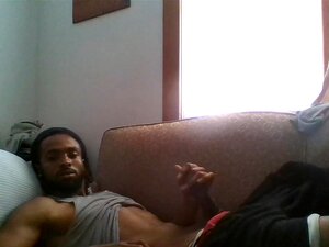 Str8 grosse bite noire se branle en regardant du porno