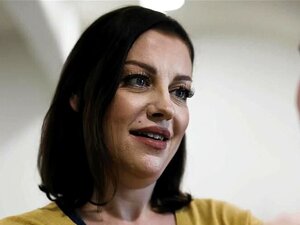 La belle-mère mature veut que son beau-fils mignon la mette enceinte.