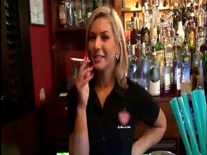 Une barmaid chaude se fait baiser en public