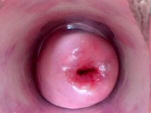 Putain de col de l'utérus jouant à insérer un vibromasseur japonais