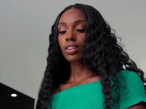 Lacey London suce une grosse bite blanche - porno ébène interracial
