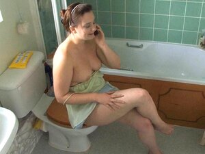 jeune fille fraîche avec des jambes sexy assise sur les toilettes,