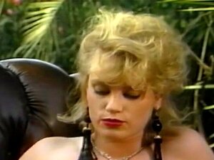 Regardez ce porno classique où une maîtresse brune coquine contrôle