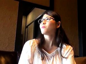 Mamie avec de gros seins se masturbe la chatte poilue de sa