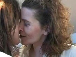 Quatre femmes mûres et excitées dans une partie sexy