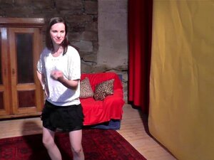 Lapdance tentante par une mignonne tchèque de 18 ans