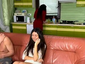 Je trompe ma femme enceinte juste derrière son dos avec ma maîtresse