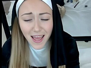 Découvrez l'univers envoûtant d'une camgirl séduisante qui se met