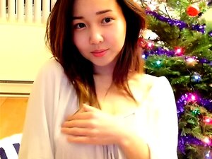 Séductrice asiatique envoûtante au sourire envoûtant, elle explore