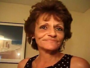 Mamie est une experte en pipes. Ce mec est assis à la maison en train