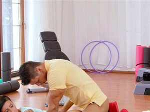 Brune baisée à la salle de sport après les cours. Après un cours