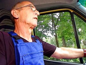 Une mature allemande et une mignonne baisées par des travailleurs